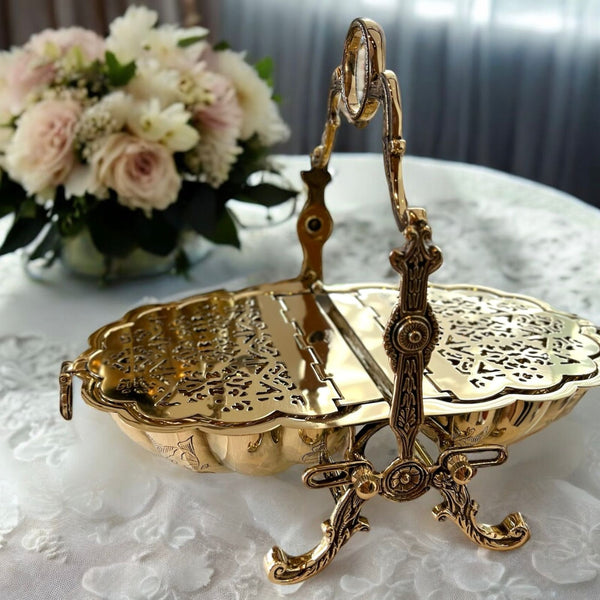 Nóor Cookie server in brass: A Touch of Vintage, A Taste of Luxury.