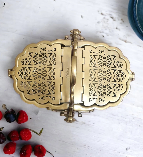 Nóor Cookie server in brass: A Touch of Vintage, A Taste of Luxury.